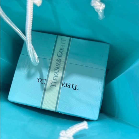 (Last one!!) Tiffany & Co Candle (Novelty) NIB/ SEALED + Tiffany Gift Bag - Picture 9 of 10